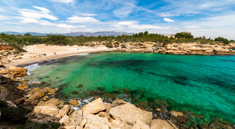 Der Strand Cala Forn befindet sich in der Nähe von Tarragona und ist 200 Meter lang