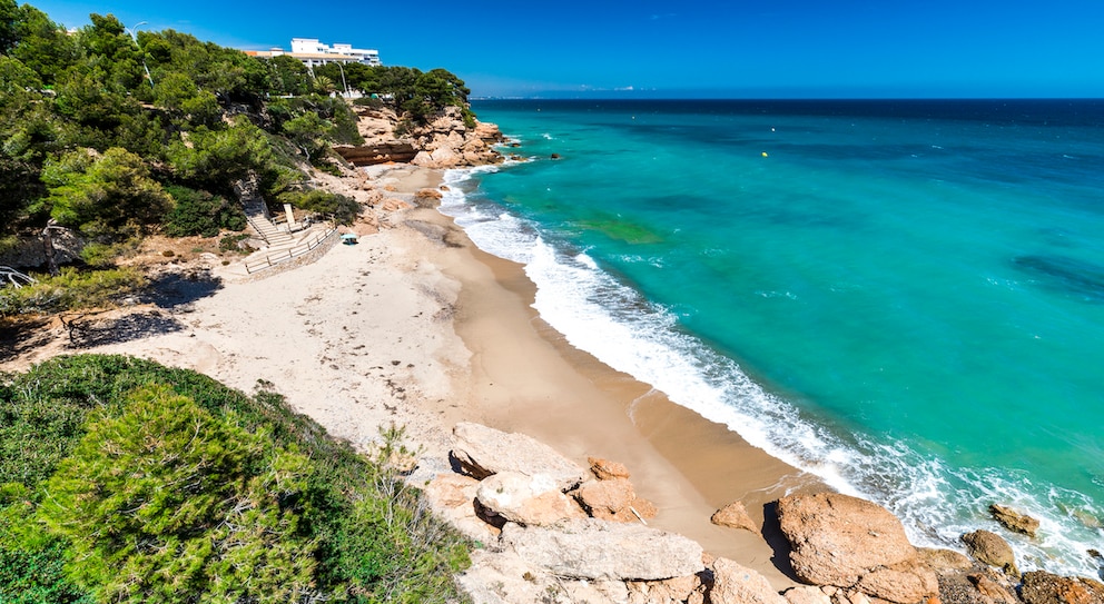 Der Cala del Solitari in Tarragona überzeugt mit atemberaubender Kulisse und dem für die Gegend typischen, hellen Sand