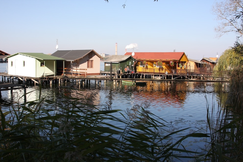 Das Bokodi Floating Village ist unter den Reiseziel-Geheimtipps in Europa