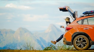 Camperin mit Auto