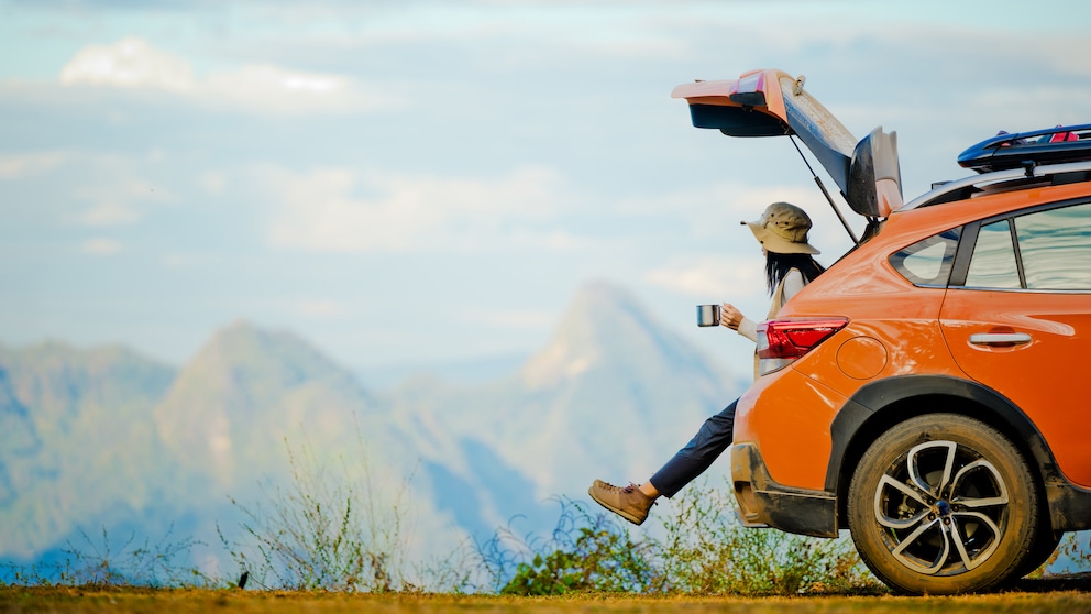 Camperin mit Auto