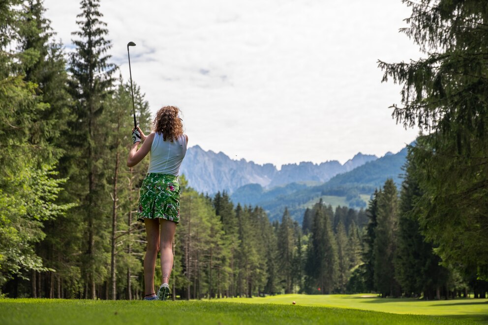 Golfen Sie mit Blick auf das traumhafte Bergpanorama Tirols.