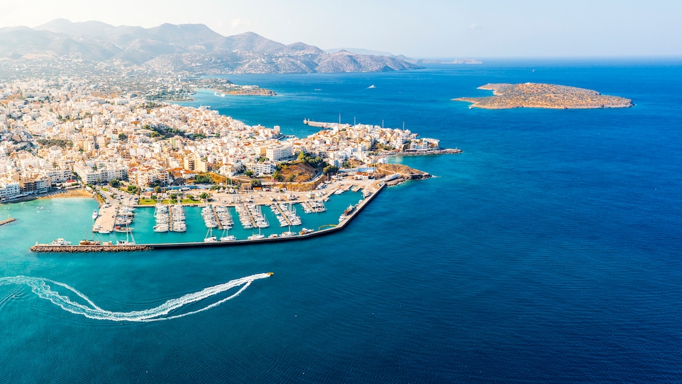 Kurzurlaub Pfingsten: Blick auf Agios Nikolaos auf Kreta