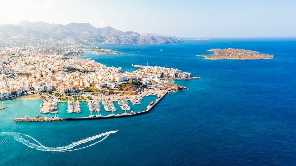 Kurzurlaub Pfingsten: Blick auf Agios Nikolaos auf Kreta