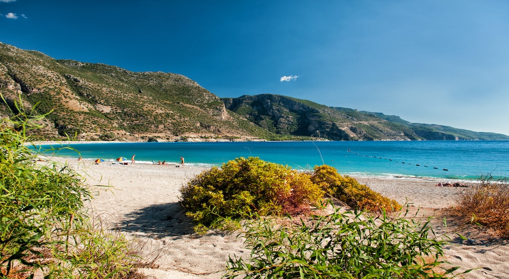 Die Blaue Lagune  ist in mehrere Strandabschnitte unterteilt. Ölüdeniz Beach ist einer davon und circa 17 Kilometer von Fethiye entfernt