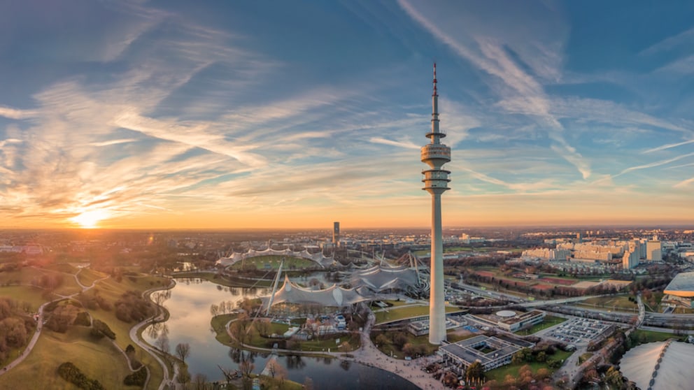 München im Sommer: Sommer in München: Einen der wohl schönsten Sonnenuntergänge der Stadt gibt es im Olympiapark zu bestaunen
