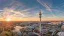 München im Sommer: Sommer in München: Einen der wohl schönsten Sonnenuntergänge der Stadt gibt es im Olympiapark zu bestaunen