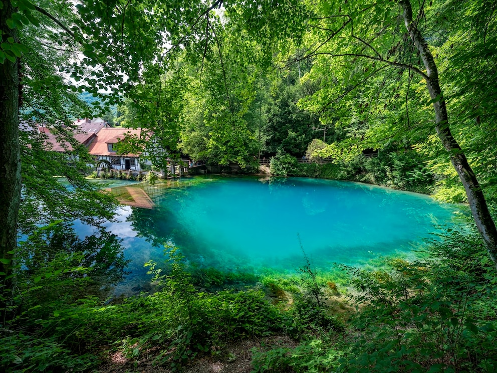 Der See Blautopf liegt in Blaubeuren in der Schwäbische Alb