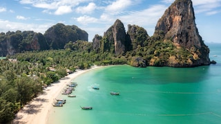 Reisezeit Thailand: Blick auf bekannten Railay Beach in Krabi mit Felsformation