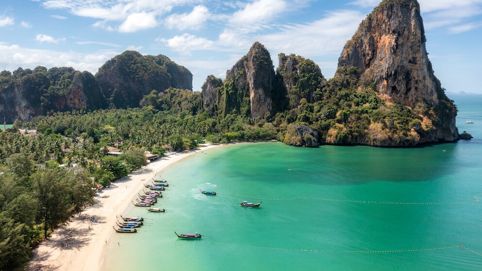 Reisezeit Thailand: Blick auf bekannten Railay Beach in Krabi mit Felsformation