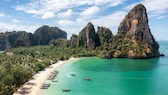 Reisezeit Thailand: Blick auf bekannten Railay Beach in Krabi mit Felsformation