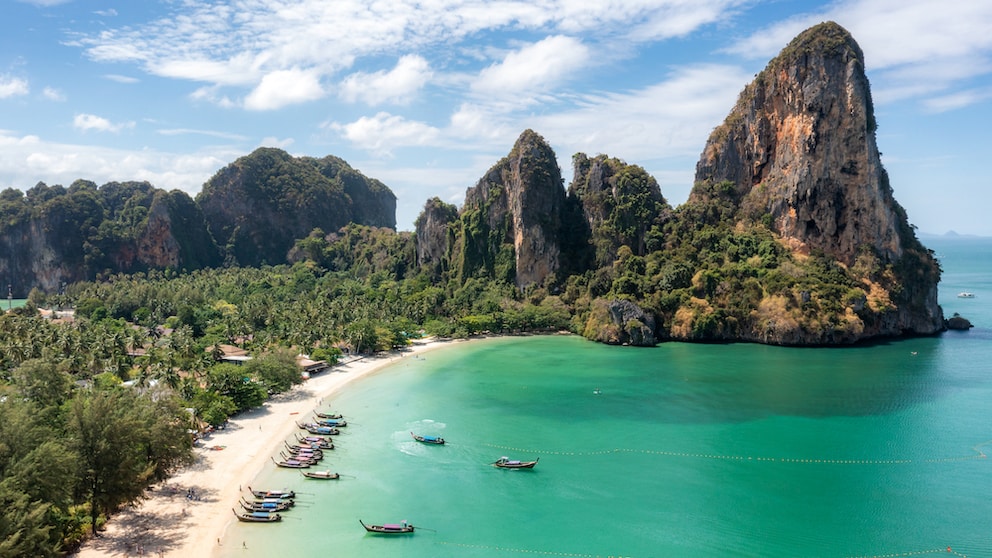 Reisezeit Thailand: Blick auf bekannten Railay Beach in Krabi mit Felsformation