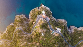 Roadtrip Italien: Blick aus Vogelperspektive auf kurvenreiche Küstenstraße