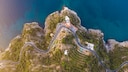 Roadtrip Italien: Blick aus Vogelperspektive auf kurvenreiche Küstenstraße