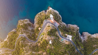 Roadtrip Italien: Blick aus Vogelperspektive auf kurvenreiche Küstenstraße