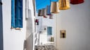 Santorin Alternativen: Blick auf Gassen von Naxos mit weißen Wänden und farbigen Fensterläden