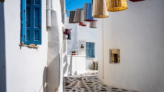 Santorin Alternativen: Blick auf Gassen von Naxos mit weißen Wänden und farbigen Fensterläden