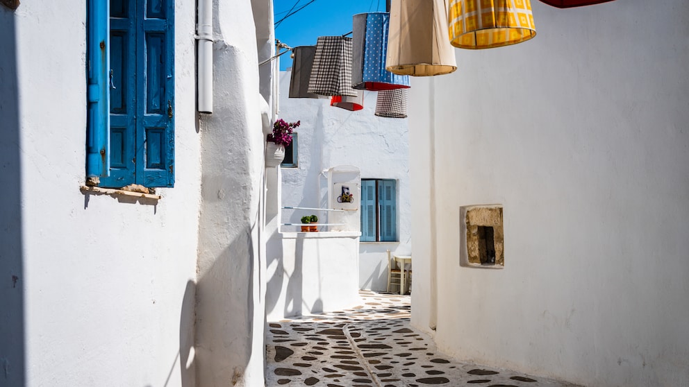 Santorin Alternativen: Blick auf Gassen von Naxos mit weißen Wänden und farbigen Fensterläden