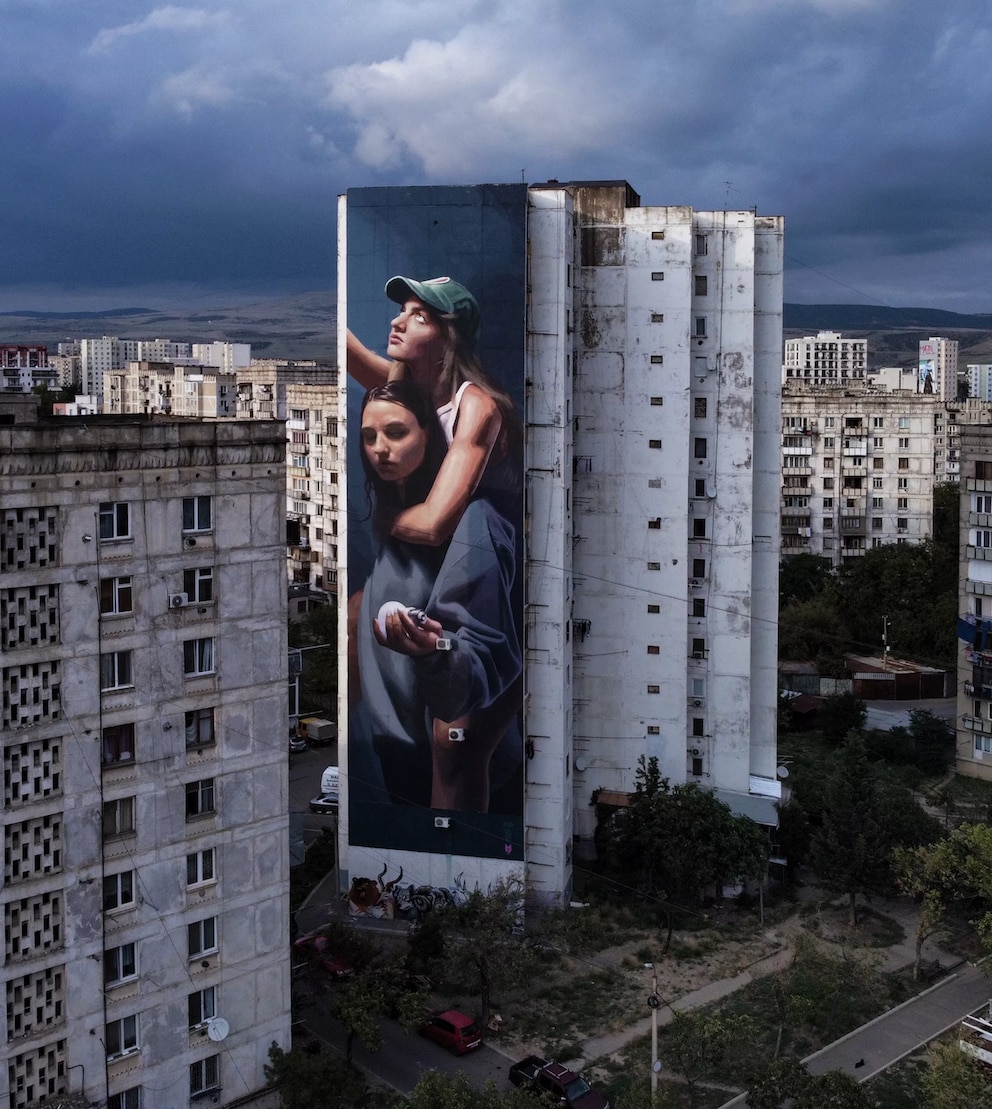 Dieses Mural auf einem Hochhaus in der georgischen Hauptstadt Tiflis haben die beiden spanischen Künstler Slim safont  und Wedo gemeinsam erschaffen. Es soll, mit Blick auf die Gesellschaft Georgiens, den Übergang von einer dunklen Vergangenheit zu einer helleren Zukunft symbolisieren.