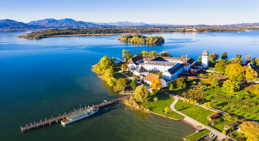 Der Chiemsee besitzt wunderschöne Ecken. Hier zu sehen: Die Insel „Frauenchiemsee“