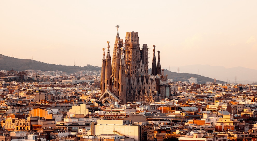 Barcelona bietet durch seine Lage direkt am Meer die perfekten Bedingungen für einen Städtetrip im Sommer.