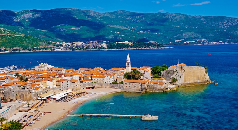 Montenegro ist ein balkanisches Land an der an der Adria und wird völlig unterschätzt. Hier zu sehen: Die Küstenstadt Budva