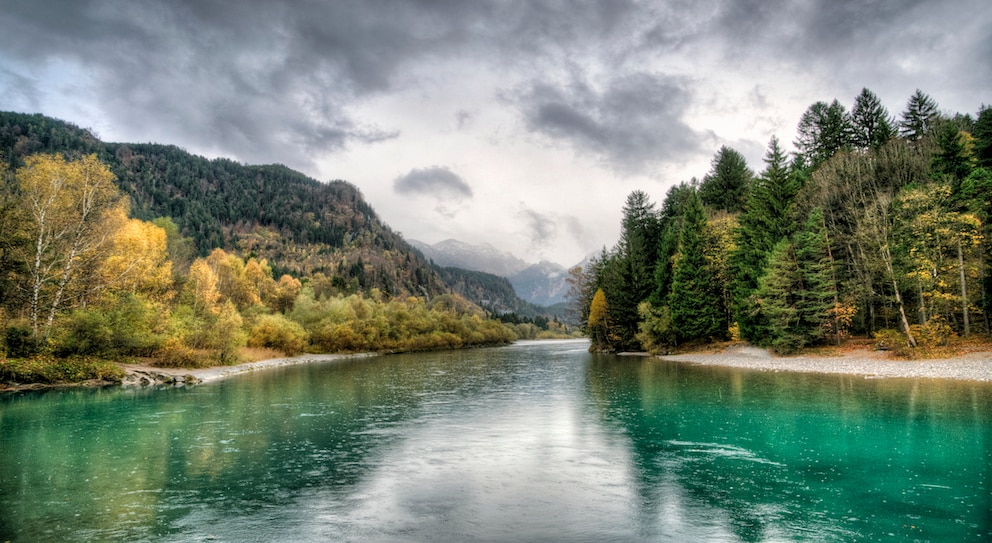 Der Lech in Tirol ist der letzte wilde Fluss der Alpen. Der Juni eignet sich hier besonders gut für Kanutouren
