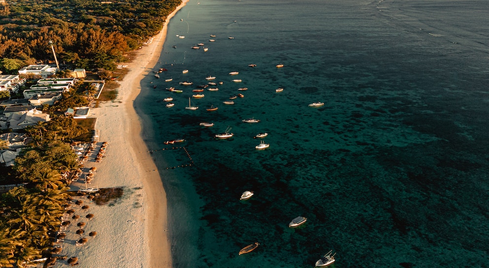 Mauritius von oben – wer den Sommer nicht abwarten kann, kommt hier schon im Mai auf seine Kosten