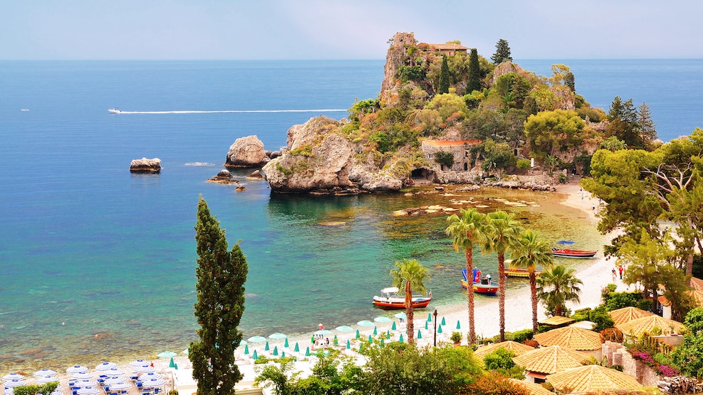 Reiseziele für einen Urlaub im Mai: Blick auf Isola Bella auf Sizilien
