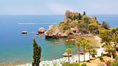 Reiseziele für einen Urlaub im Mai: Blick auf Isola Bella auf Sizilien