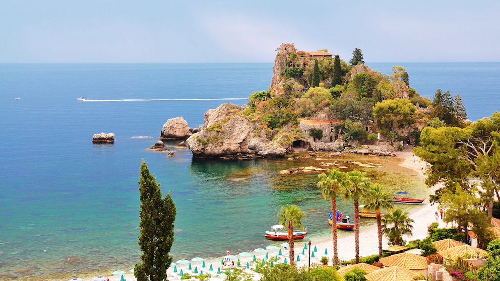 Reiseziele für einen Urlaub im Mai: Blick auf Isola Bella auf Sizilien