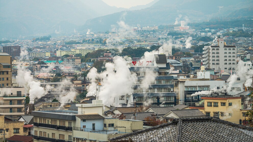 Beppu in Japan: Überall hängt Qualm und Dampf über der Stadt