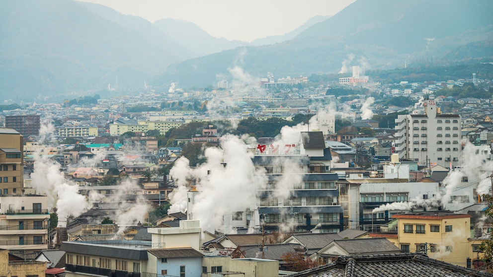 Beppu in Japan: Überall hängt Qualm und Dampf über der Stadt