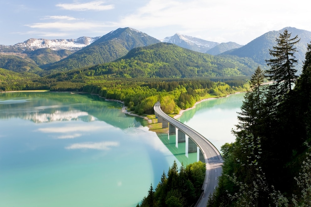 Die Brücke, die über den Sylvensteinsee in den Alpen führt, zählt zu den schönsten Straßen in Deutschland und weltweit