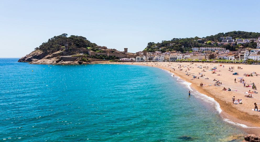 Der Strand von Tossa de Mar befindet sich am Fuße der eindrucksvollen Festung der Stadt