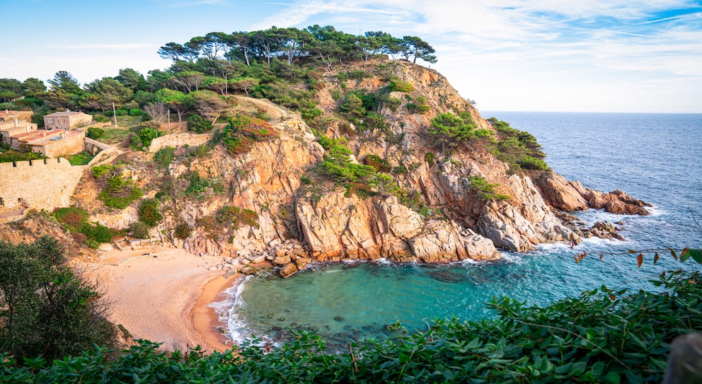 Die kleine Bucht Platja del Codolar befindet sich direkt hinter den Stadtmauern von Tossa del Mar