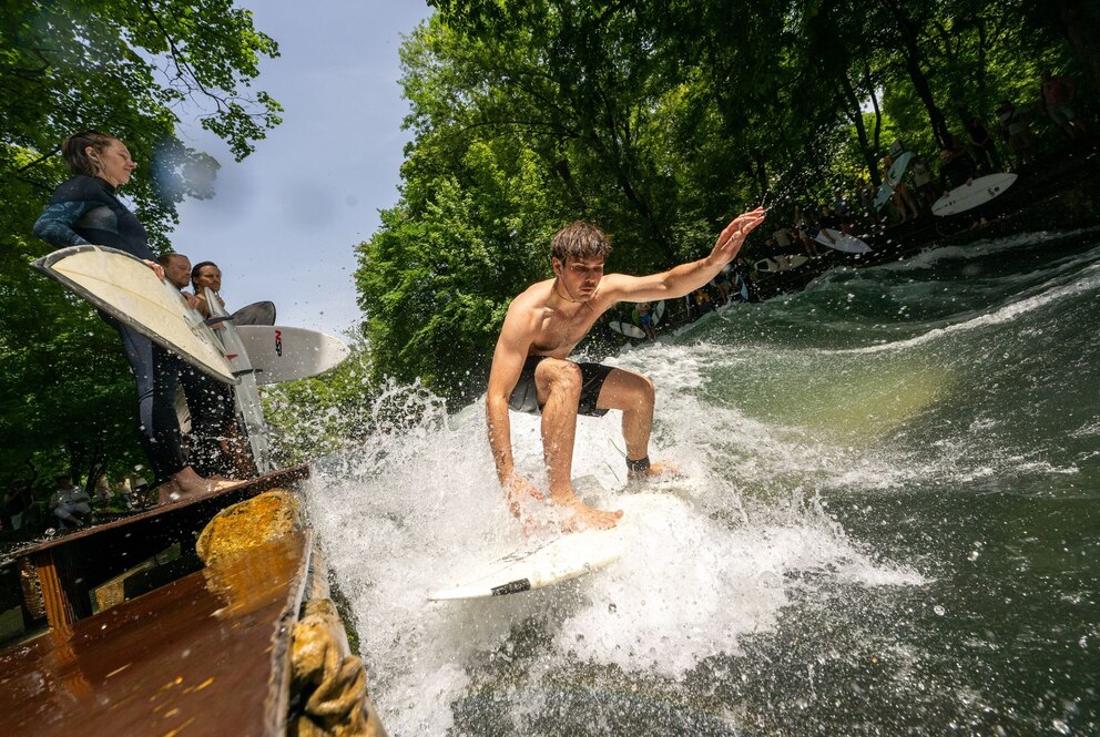 Dauerwelle am Eisbach im Englischen Garten