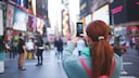 Enttäuschendste Sehenswürdigkeiten: Frau macht Foto von Times Square