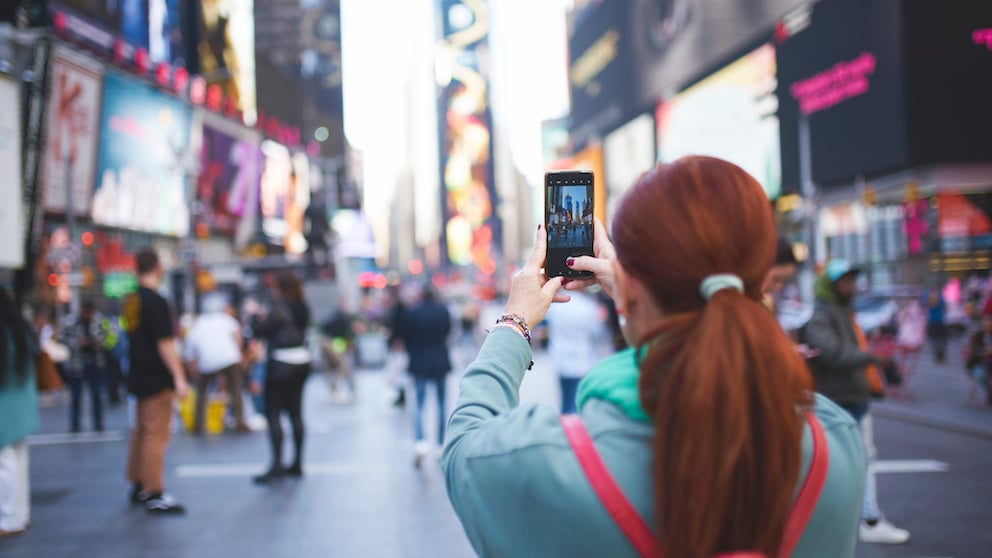 Enttäuschendste Sehenswürdigkeiten: Frau macht Foto von Times Square