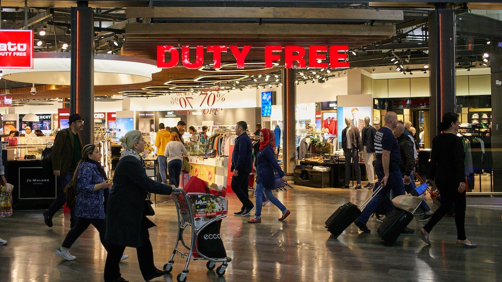 Duty-free-Shop mit Menschen an einem Flughafen
