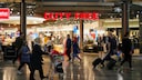 Duty-free-Shop mit Menschen an einem Flughafen