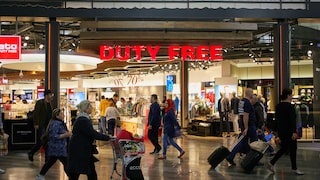 Duty-free-Shop mit Menschen an einem Flughafen