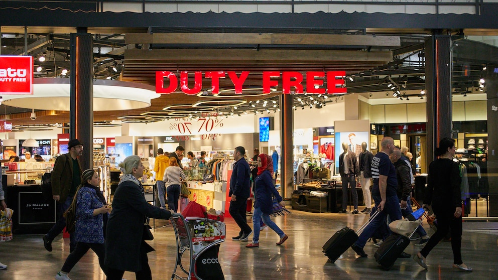 Duty-free-Shop mit Menschen an einem Flughafen