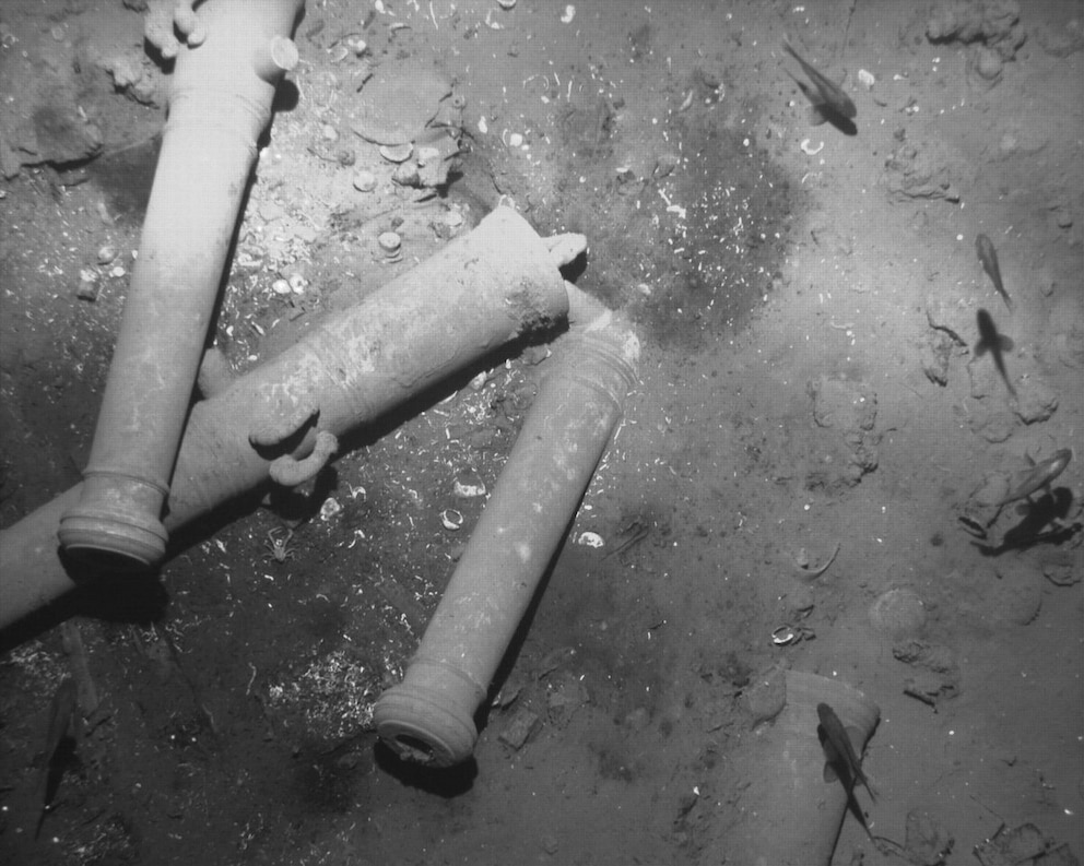 Überreste des Heiligen Gral unter den Schiffswracks Foto Überreste