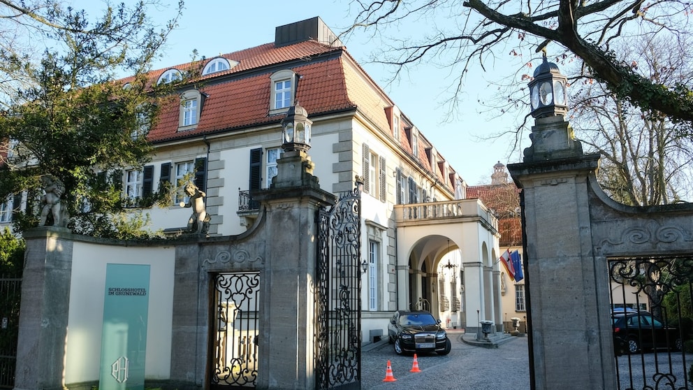 Eine der EM-Nationalmannschaften hat Hotelzimmer im Schlosshotel im Grunewald gebucht