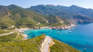 Die besten Inseln für einen Campingurlaub in Europa – Blick auf Küste von Korsika