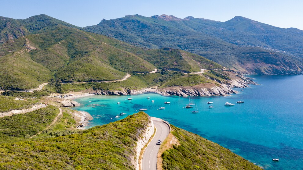 Die besten Inseln für einen Campingurlaub in Europa – Blick auf Küste von Korsika