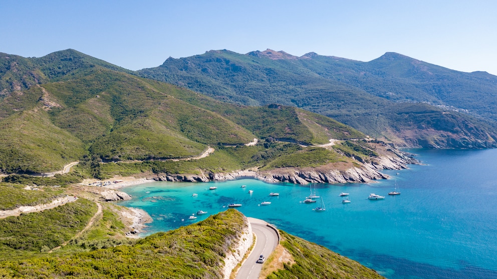 Die besten Inseln für einen Campingurlaub in Europa – Blick auf Küste von Korsika