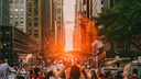 Manhattanhenge: Sonnenwende mit gleißend orangem Sonnenuntergang über New York