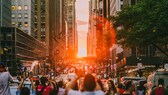 Manhattanhenge: Sonnenwende mit gleißend orangem Sonnenuntergang über New York